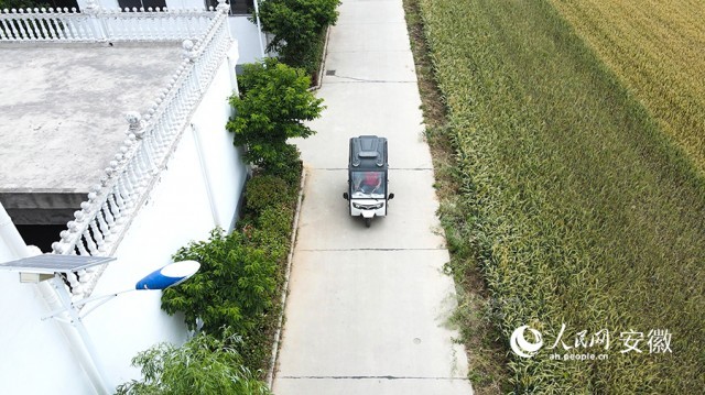 陈红旗开着送餐车，来回于乡村道路上，给需要的老人送上热腾腾的饭菜。人民网 陶涛摄