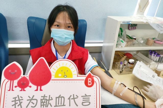 大学生参与无偿献血。南宁中心血站供图