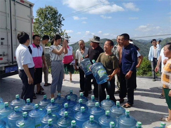 筸子坪镇联合湘西州民族中学开展抗旱爱心捐赠志愿服务活动。单位供图
