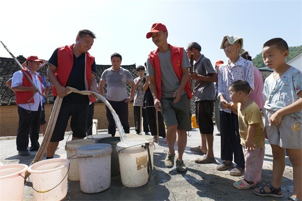 志愿者们开展“送水入村”志愿服务活动。单位供图