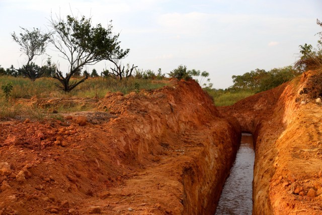 逢山开挖水渠用于农业灌溉。徐维栋摄