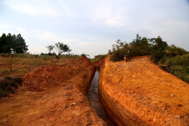 逢山开挖水渠用于农业灌溉。徐维栋摄
