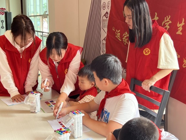 少先队员们在志愿老师的引导下，进行“红领巾助力文明城市创建”创意画设计。 王晨璇摄