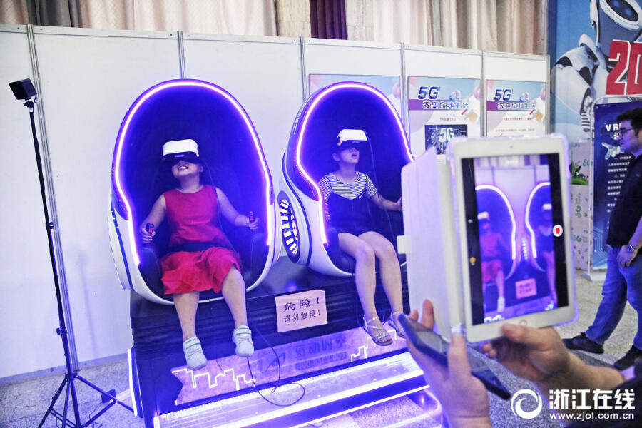 农村留守儿童走进科技交流馆 体验VR乐趣感受5G魅力