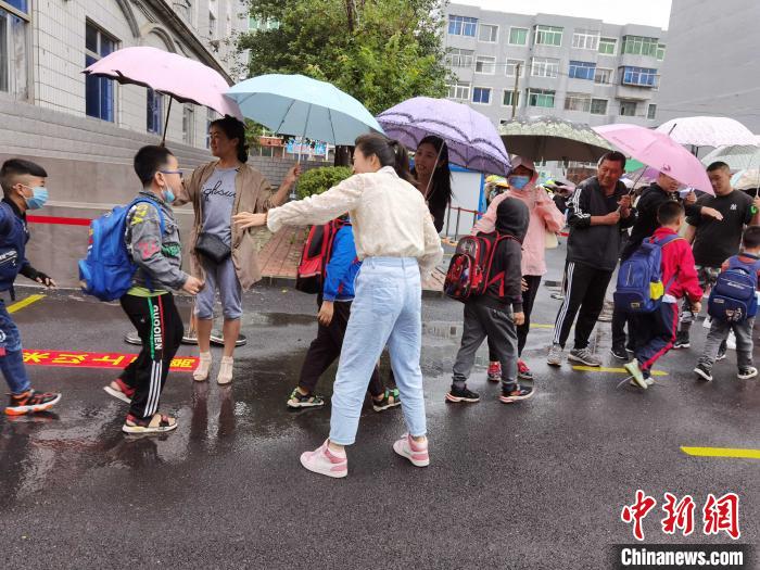 感動！百餘名教師用“傘陣”為學生撐起一片晴空