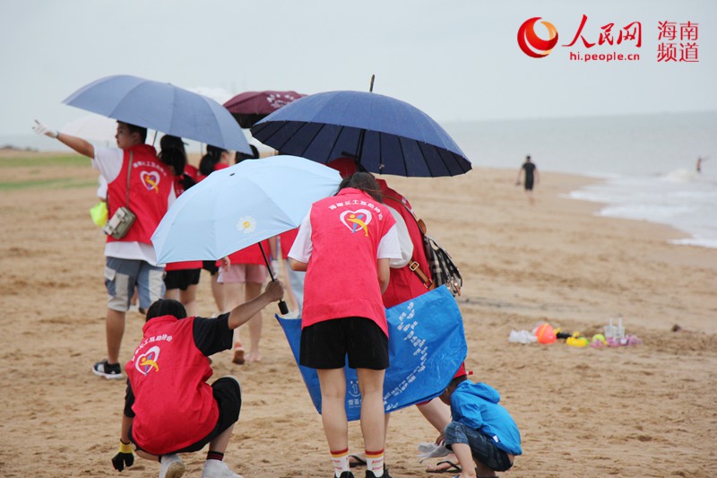 700名志愿者在海口白沙门开展净滩行动