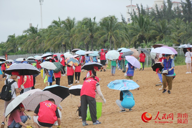 700名志愿者在海口白沙门开展净滩行动