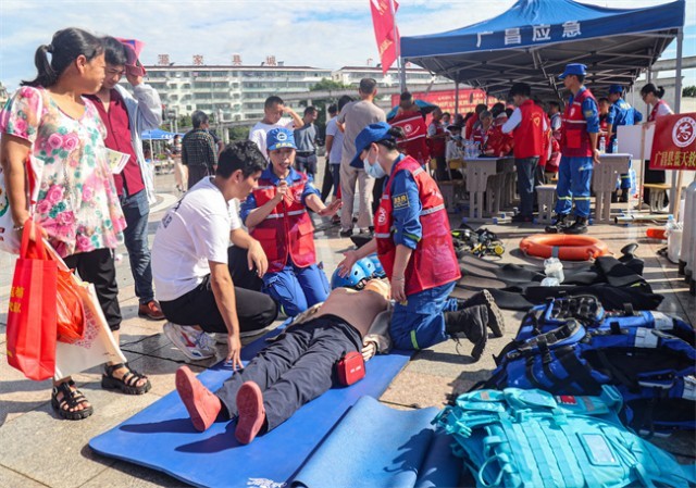 6月23日，江西省抚州市广昌县蓝天救援队志愿者正在为市民群众示范讲解应急救护技能知识。曾恒贵摄
