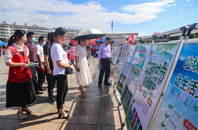 6月23日，江西省抚州市广昌县城市社区向日葵志愿服务队员正在向市民开展文明知识宣传。曾恒贵摄