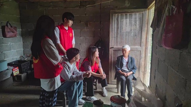 太阳花团队志愿者到刘星宇家中走访慰问。高鑫供图