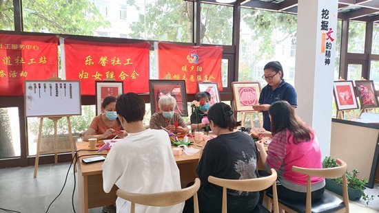 宁安街道社工站组织社区老人参加手工艺品培训学习活动。宁安街道社工站供图