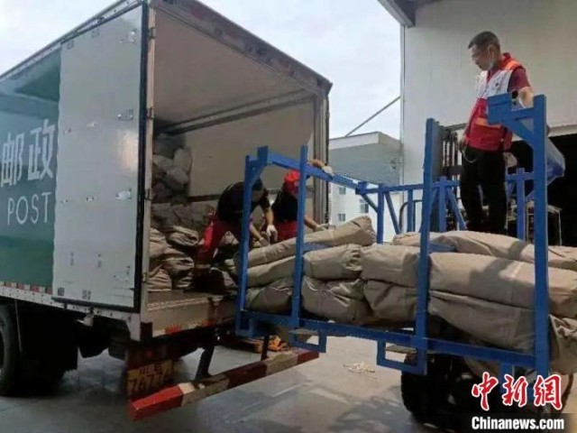 红十字会救灾物资紧急驰援甘孜泸定地震灾区