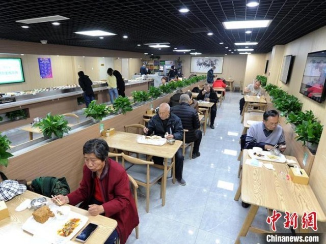 老人正在“长者餐厅”用餐 刘栋 摄