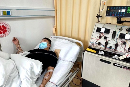 湖南邵东90后小伙在医院捐献造血干细胞。受访单位供图