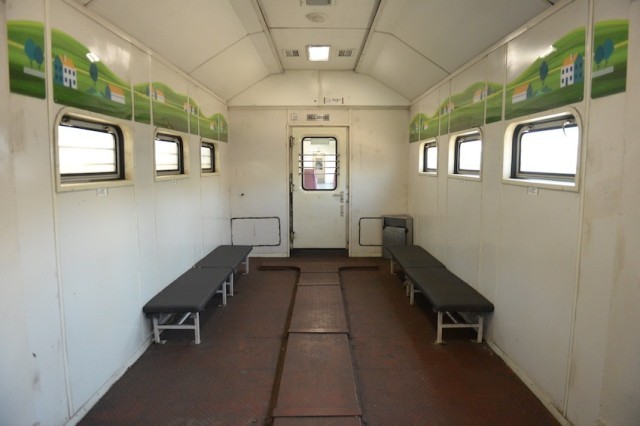 慢车牧歌车厢位于14号车厢，为家禽家畜“专列”。成都铁路供图