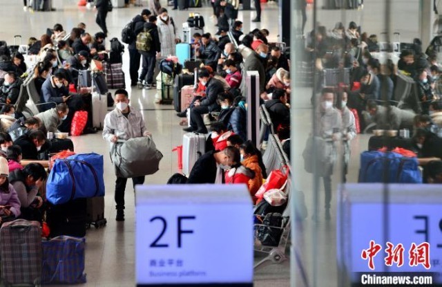 1月17日，旅客在福州火车站候车厅内候车。当日，随着春节到来，福州火车站迎来节前客流高峰。　张斌 摄