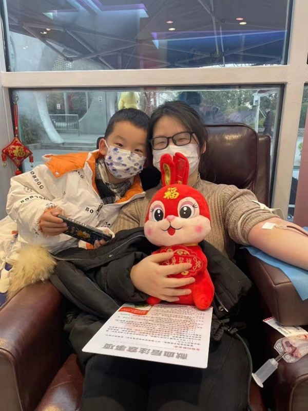 在光谷地铁献血屋，殷文婧（右）在儿子的陪同下第一次献血。肖莉娇摄