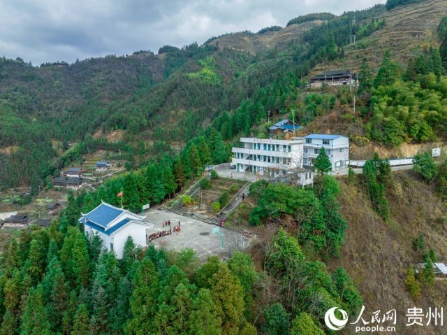 藏在大山里的贵州省从江县的西山镇中寨教学点。人民网 阳茜摄