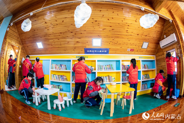内蒙古呼和浩特市第二十七中学的志愿者在一处“24小时鸿雁书房”内进行志愿服务。丁根厚摄