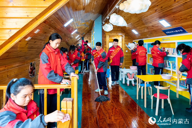 内蒙古呼和浩特市第二十七中学的志愿者在一处“24小时鸿雁书房”内进行志愿服务。丁根厚摄