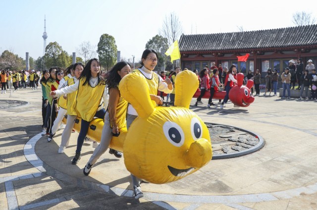 3月6日，南丰县组织趣味活动迎接“三八”国际妇女节。章梦元摄