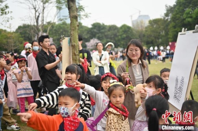 “英雄花开 童向未来”广州市开展儿童义务植树活动