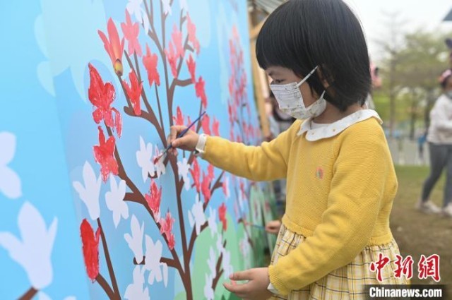 图为小朋友在广州市儿童公园参加木棉主题绘画活动。　陈楚红 摄