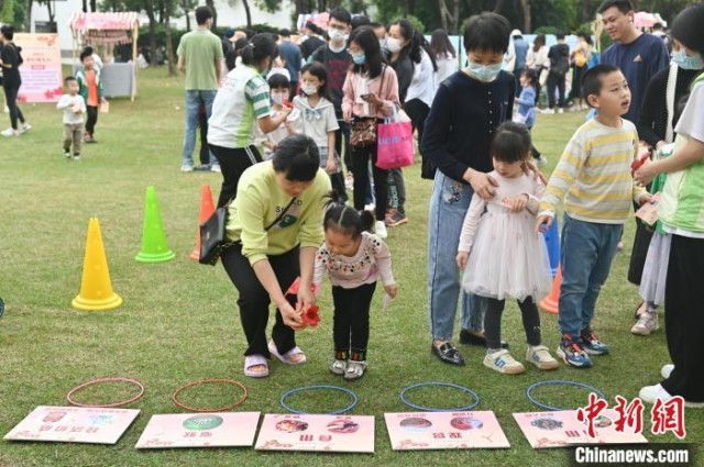 图为小朋友在广州市儿童公园参加木棉主题科普活动。　陈楚红 摄