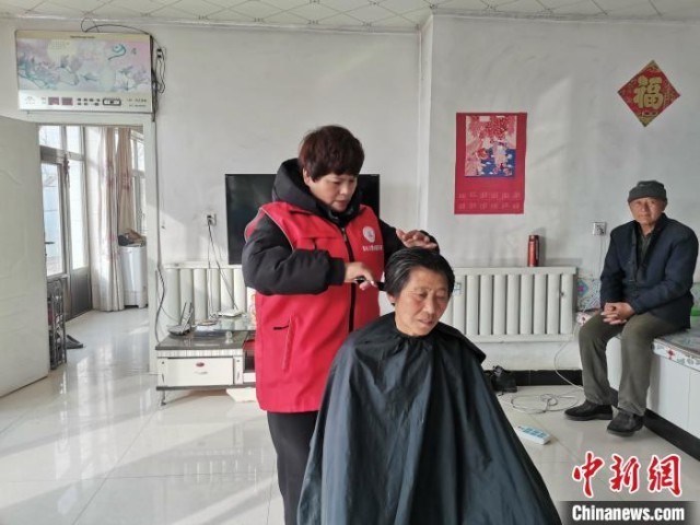 内蒙古农村“托尼”老师吴秀荣：4年义剪银发超2万次