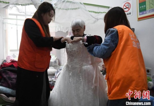 重庆大学生为老人拍摄婚纱照圆“婚纱梦”