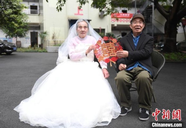 大学生为老年夫妻拍摄婚纱照。　周毅 摄