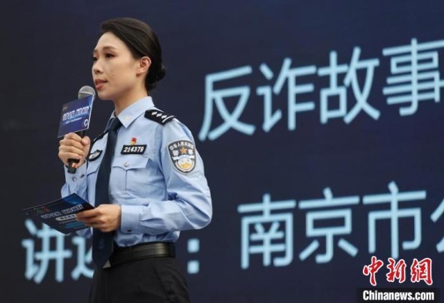 民警讲述反诈故事。　泱波 摄