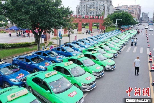 6月6日，在广西柳州市融安县长安广场，爱心送考车辆集结参加启动仪式。　谭凯兴 摄