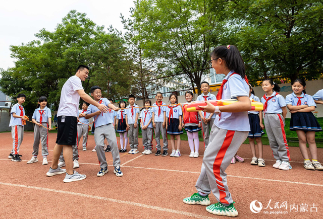 内蒙古呼和浩特市玉泉区通顺街小学学生演练溺水自救互救基本技能。丁根厚摄