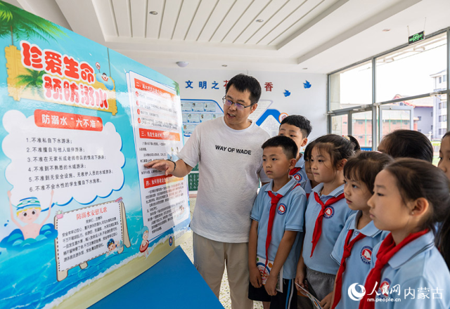 内蒙古呼和浩特市玉泉区通顺街小学学生在学习防溺水知识。丁根厚摄