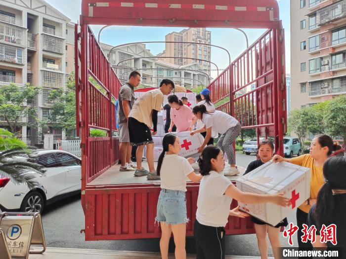 红十字会志愿者正在将救灾物资进行装车。　四川省红十字会供图