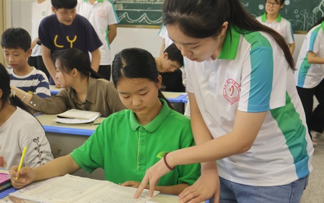 “萤火虫之光”志愿服务队为学生上传统文化课 摄影：王珊珊