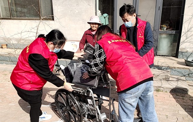志愿者上门为残疾人送物品。 盐山县委宣传部供图