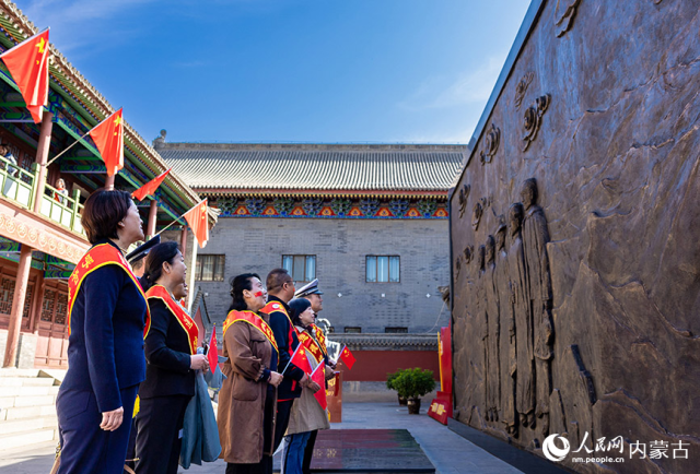 10月1日，来自呼和浩特市的道德模范、新时代好少年和最美志愿者等代表在绥蒙抗日救国会旧址爱国主义教育基地参观学习。丁根厚摄