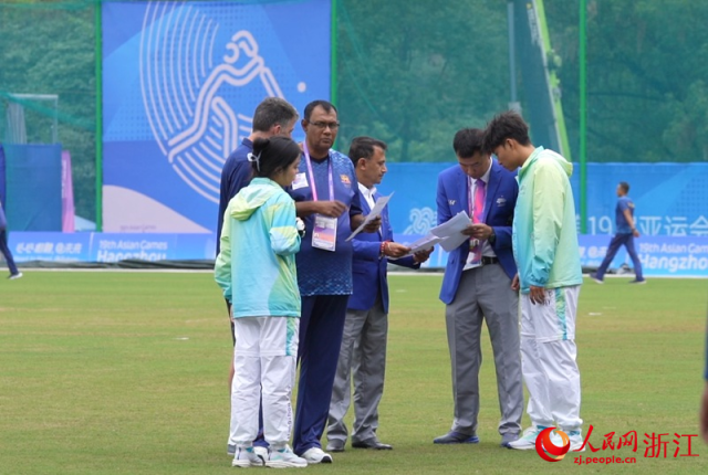 “小青荷”正在与赛事相关人员沟通。人民网 刘欣蔚摄