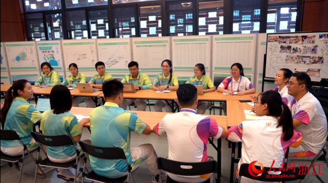 ”小青荷“们正在开会。人民网 陈陆洵摄