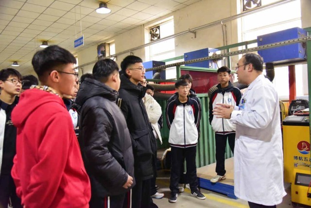 青县医疗志愿者在焊接实操教室向学生传授护眼知识。 尹向平摄
