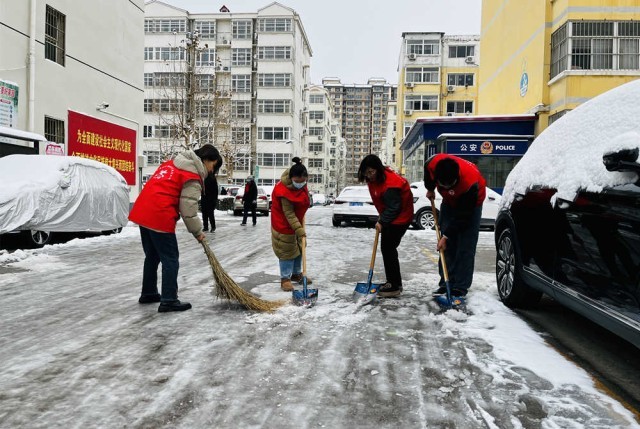 志愿者清理居民小区内积雪。 李金璐摄