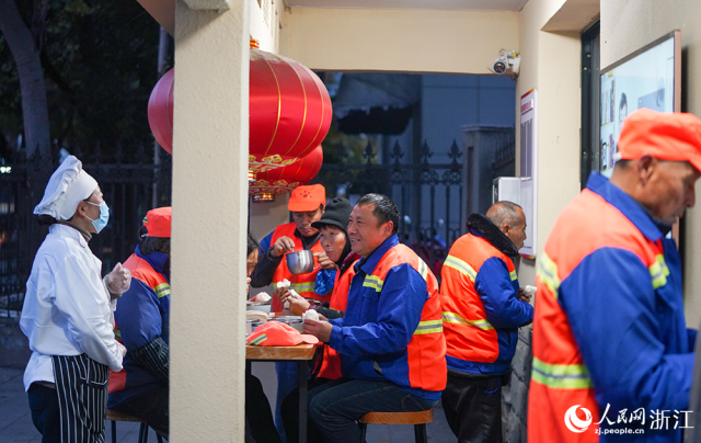 在浙江省慈溪市观海卫镇，环卫工人吃上爱心早餐。人民网 章勇涛摄