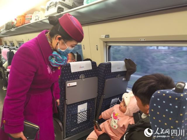 “列车妈妈”们都是哄娃好手。人民网记者 郭莹摄