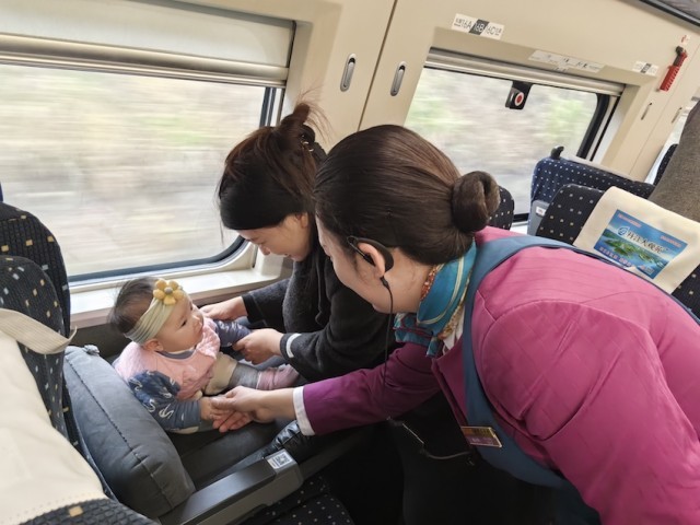 高铁列车“睡觉神器”上线，小婴儿也能舒服躺平。金兰供图