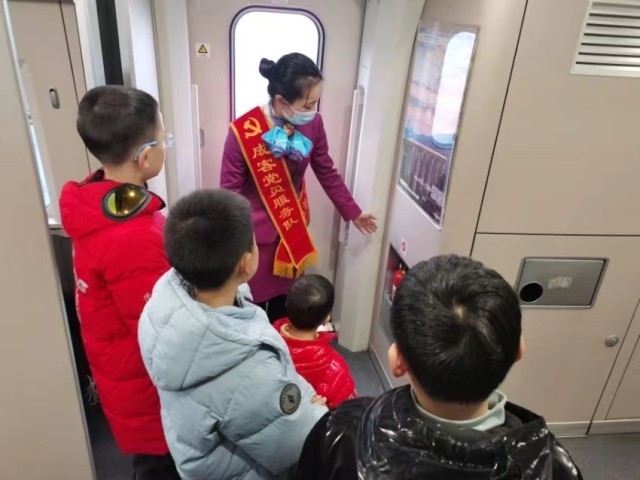 列车上，乘务员跟小朋友们普及消防安全知识。金兰供图