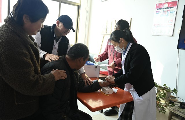 2月7日，白沟新城医务志愿者在天颐幸福院为老人抽血。冯云摄