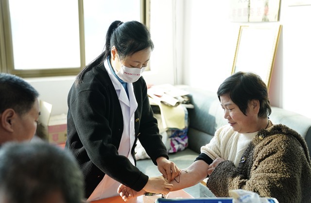 2月7日，白沟新城医务志愿者在天颐幸福院为老人抽血。孙珞瑜摄