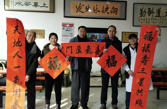 2月7日，白沟新城志愿者为天颐幸福院送去春联。孙珞瑜摄